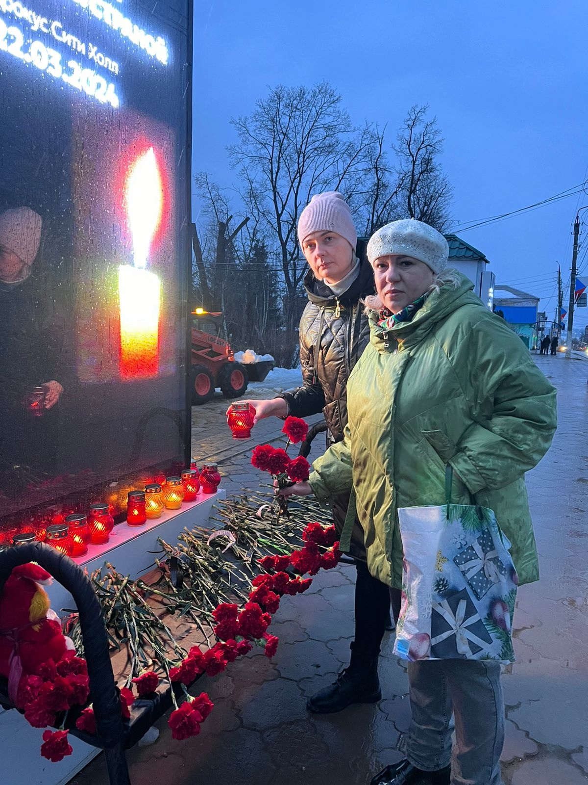 Возложение цветов и свечей, в память о погибших в &amp;quot;Крокус Сити Холл&amp;quot;.